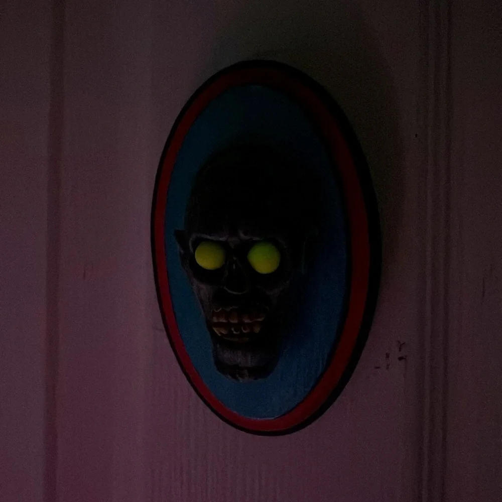 Zombie Head Wall Decor, eyes that glow in the dark